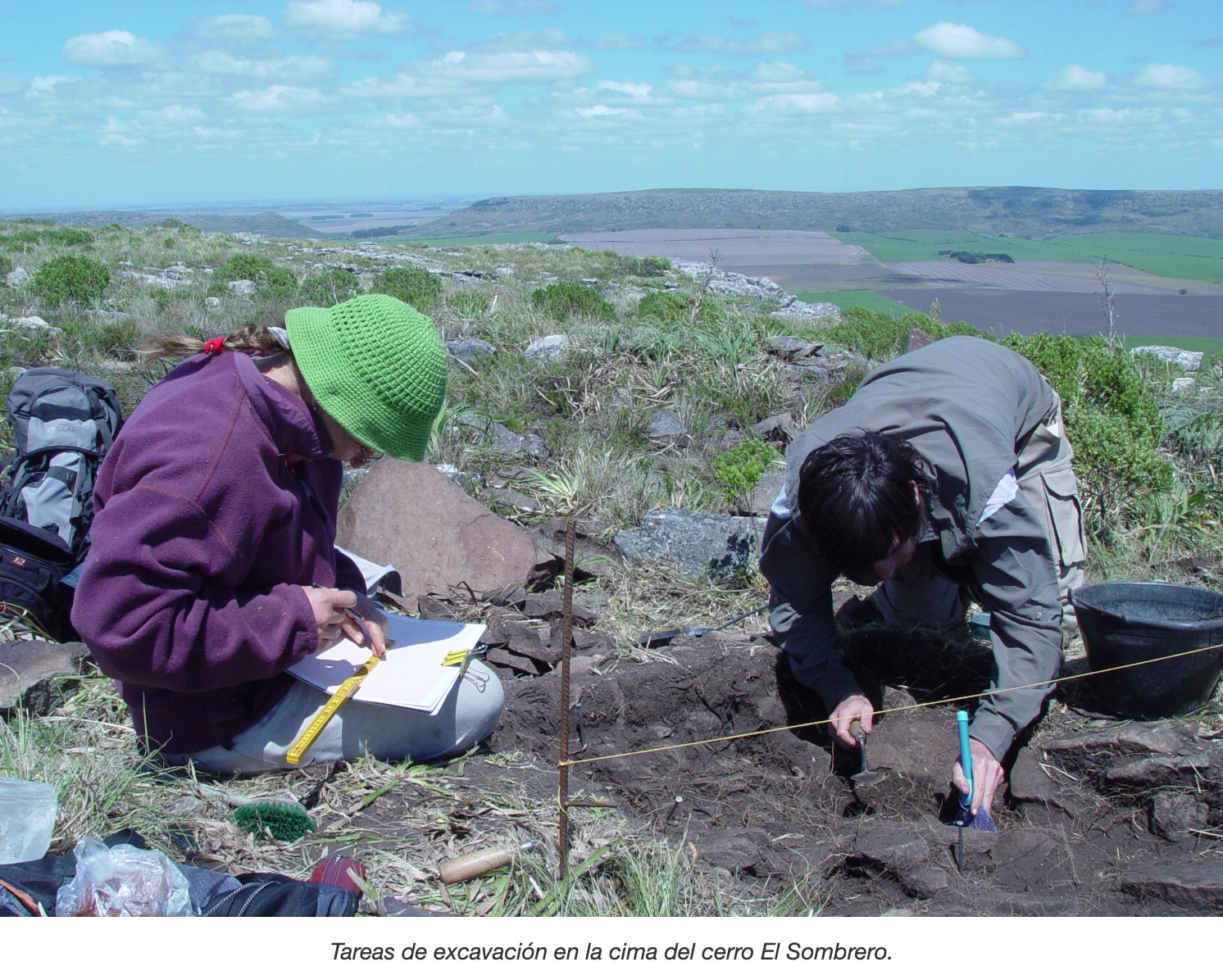 Tareas de excavación en la cima del cerro El Sombrero