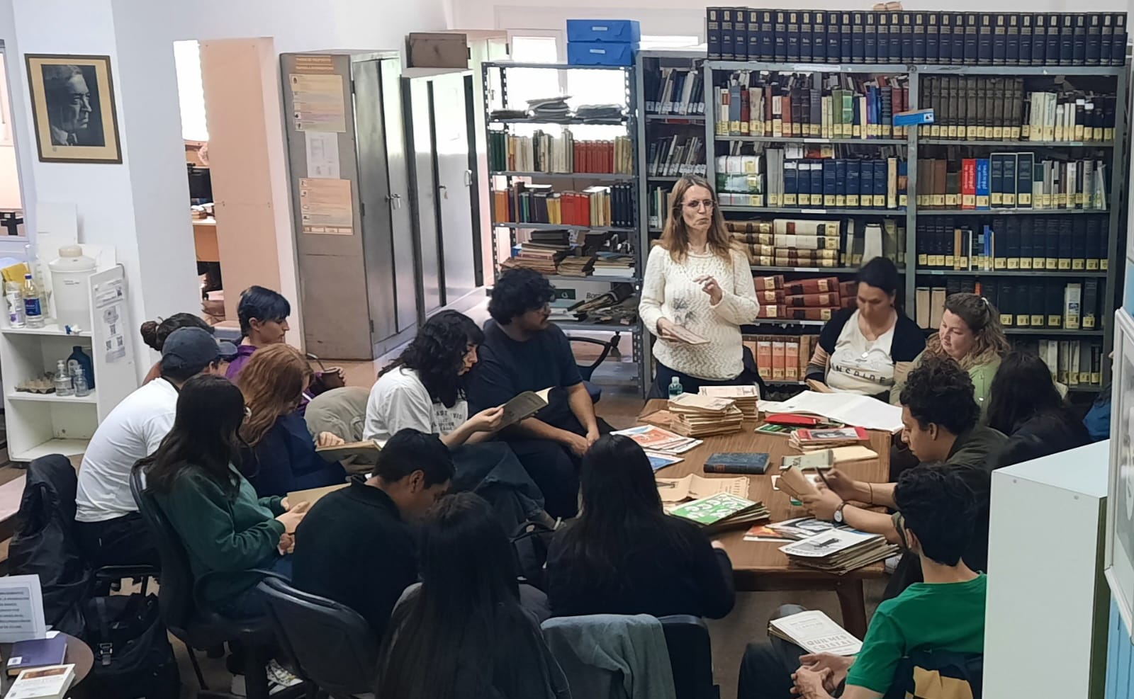Clase con revistas académicas - Biblioteca